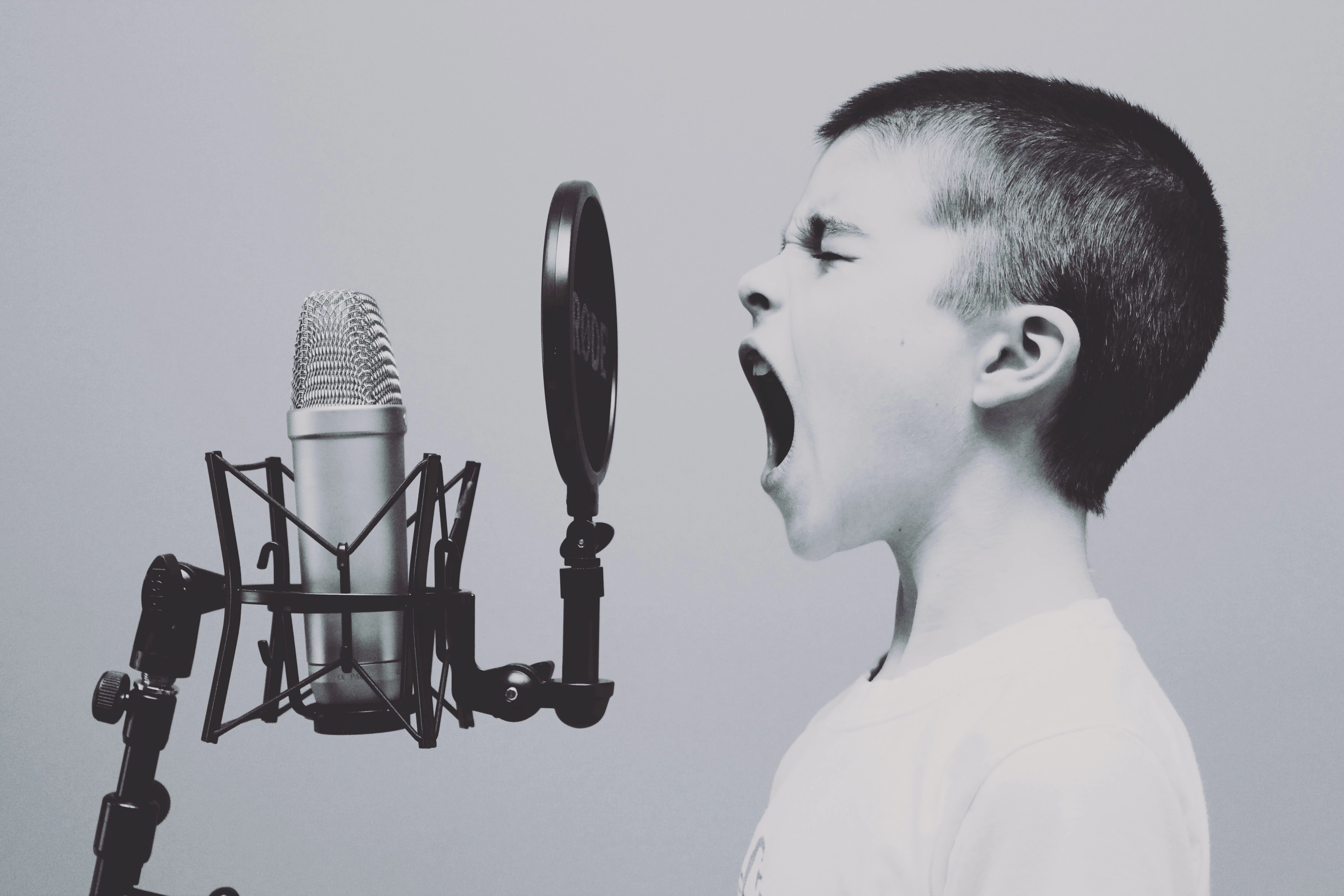 child shout on microphone